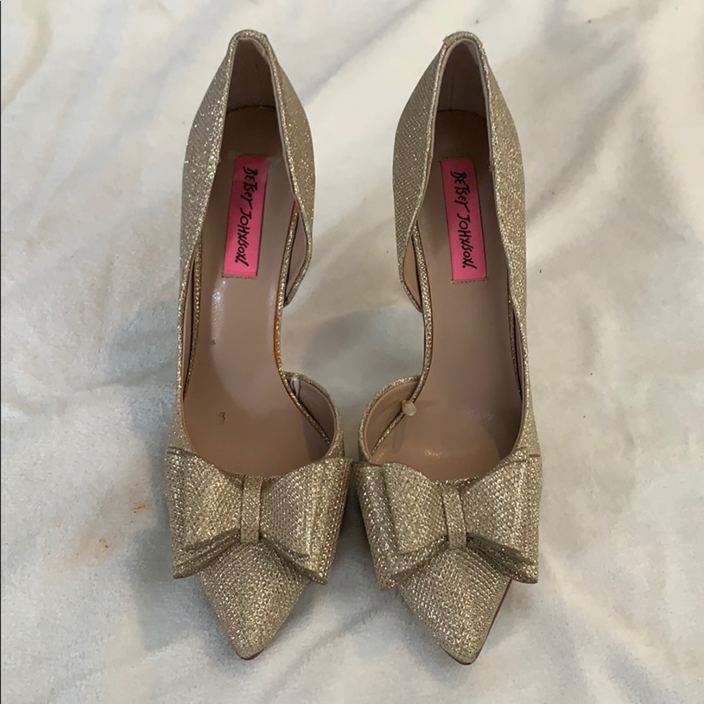 Betsy Johnson Evening pump